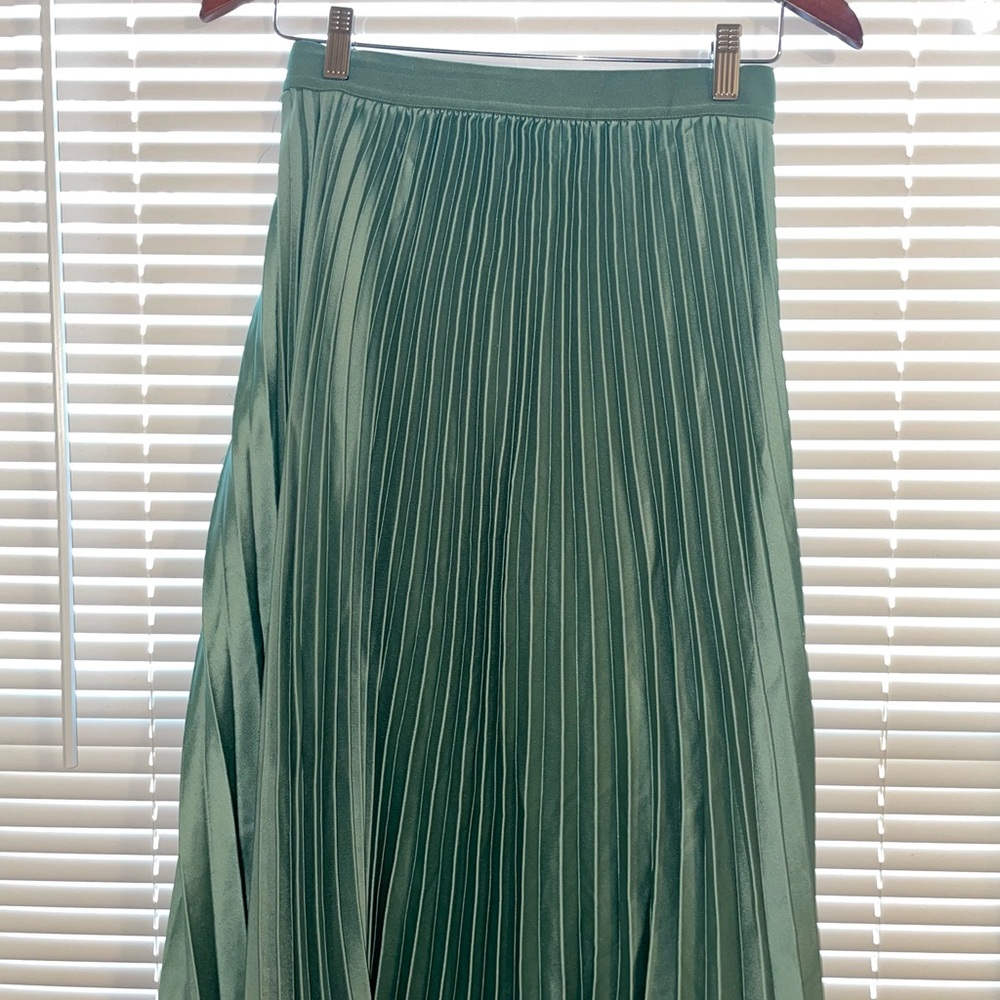 H&M High waist Solid color| pleated skirt | Size: Medium